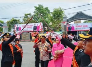 Upacara Tradisi Pedang Pora Sambut Kedatangan AKBP Ihram Kustarto di Polres Tulungagung