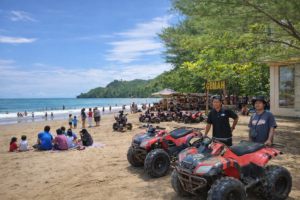 Suasana Ramai Pengunjung di Pantai Gemah pada Hari Libur Isra’ Mi’raj 2026