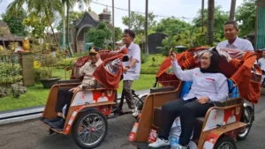 “Konvoi Becak Listrik Resmikan Bantuan 200 Unit untuk Pembecak Lansia di Tulungagung”