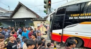 Kecelakaan Beruntun di Simpang Empat Muning, Kota Kediri, Melibatkan Bus, Mobil, dan Sepeda Motor