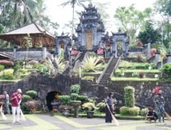 Wujud Toleransi, Satgas TMMD Ke 127 Kodim 0808/Blitar Bersihkan Pura Agung Arga Sonya